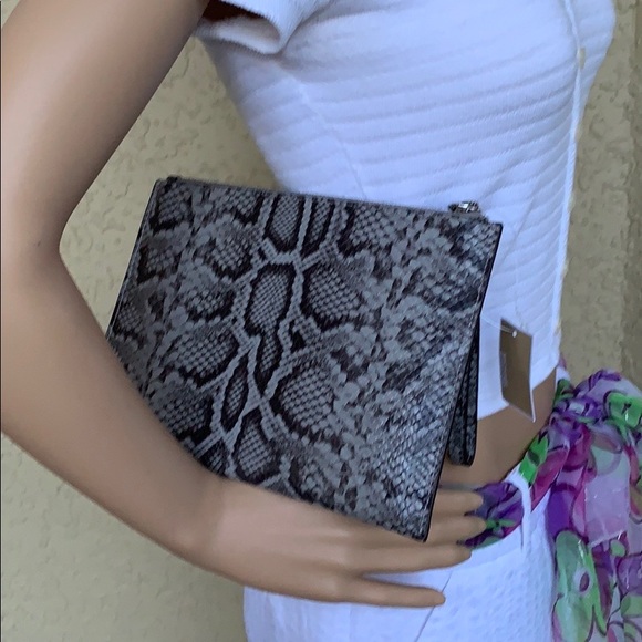 MICHAEL KORS JET SET TRAVEL XL ZIP CLUTCH WRISTLET - Picture 5 of 16